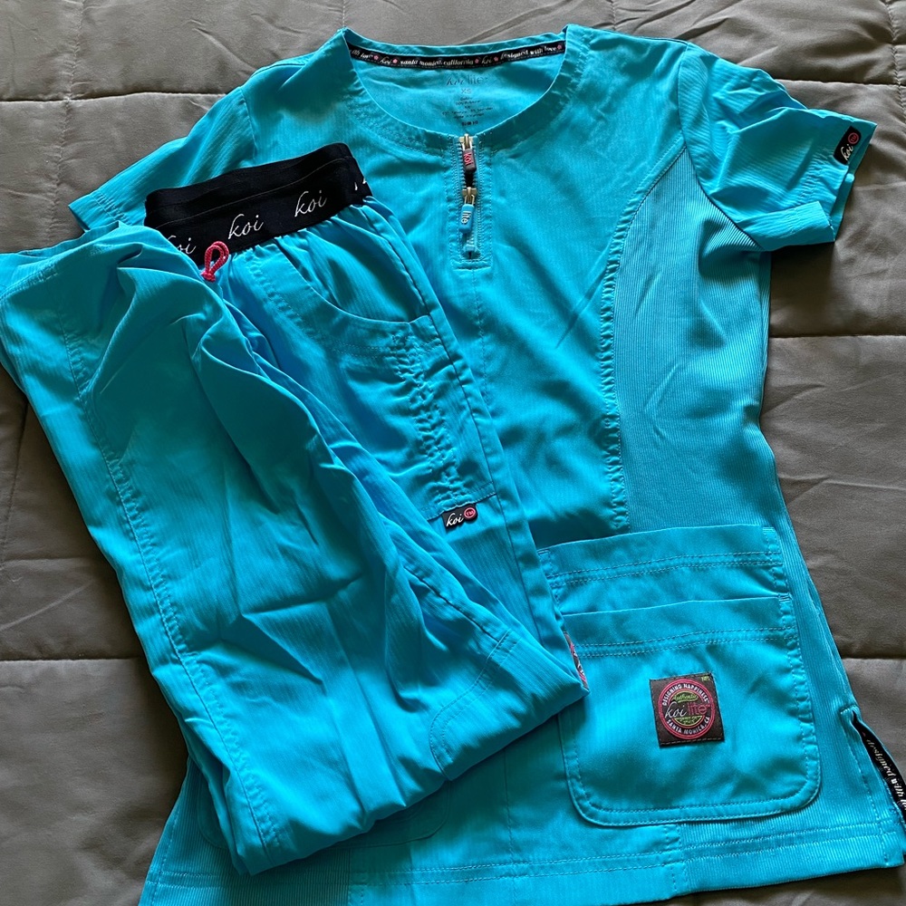 Teal KOI LITE scrub set. Top XS slim, bottom XSP